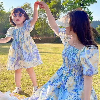 2023 Летнее Шифоновое платье с цветочным рисунком для мамы и детей, одинаковая одежда для мамы и дочки, Женская одежда для маленьких девочек, одинаковые комплекты для семьи